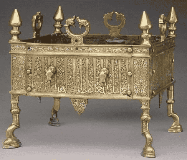 تحفة معدنية (مجمرة)
